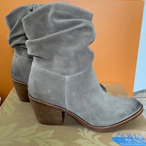 Brand new Sofft “Aronna” taupe suede boots